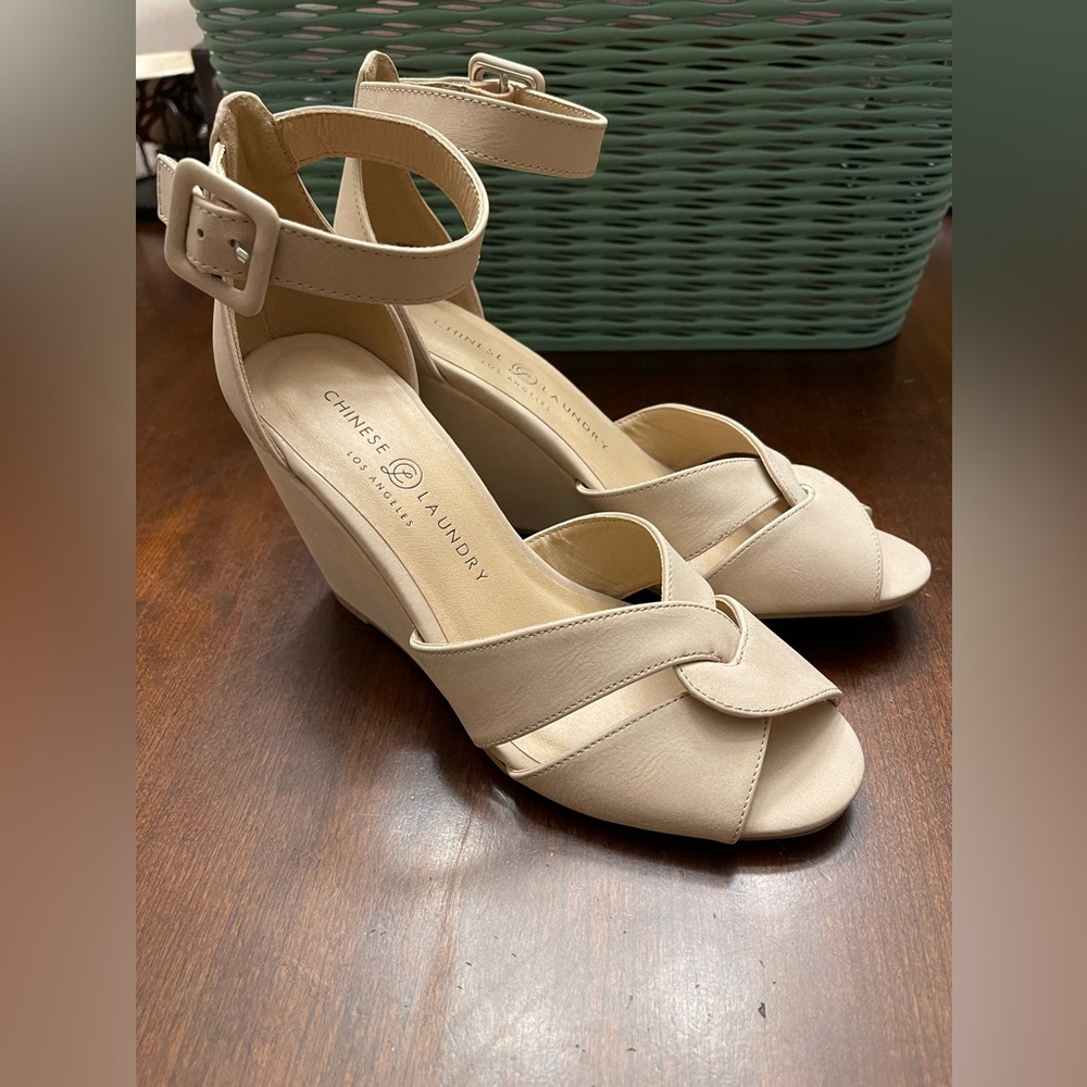 Chinese Laundry Women's Cream Sandals SZ 7 NWOT - Picture 2 of 9